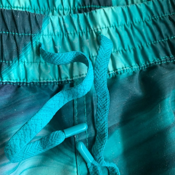 The North Face Teal and Pink Women's Athletic Shorts - Picture 4 of 6